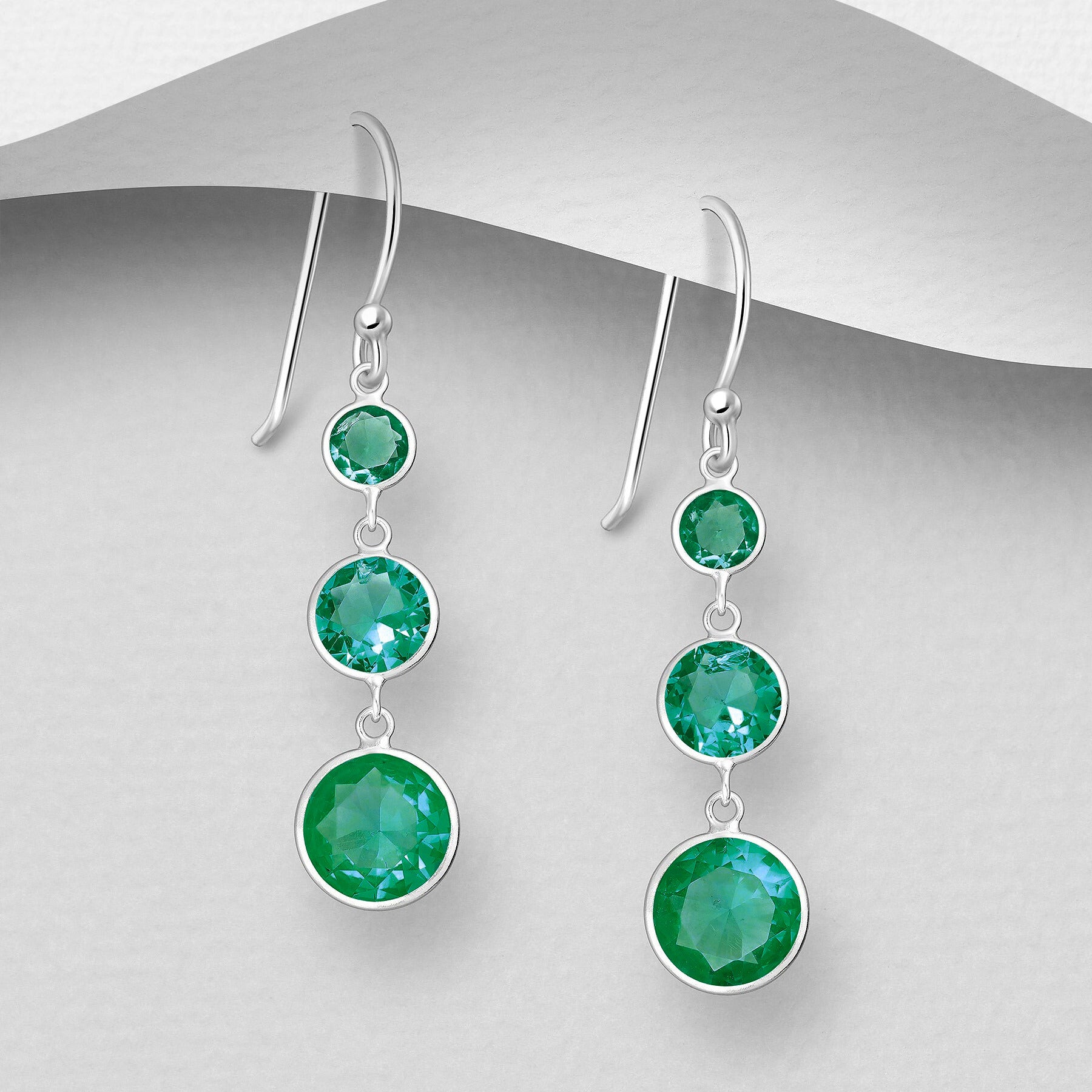 PREMIUM COLLECTION | Alinda – smaragdinvihreät roikkuvat hopeakorvakorut