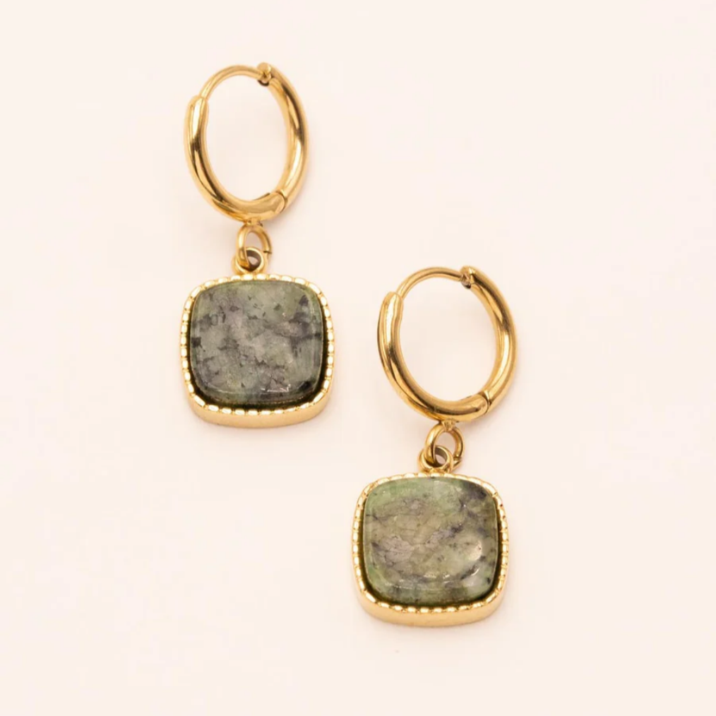 BOHM PARIS Chloefina korvakorut vihreän ja harmaan sävyisellä luonnonkivellä.