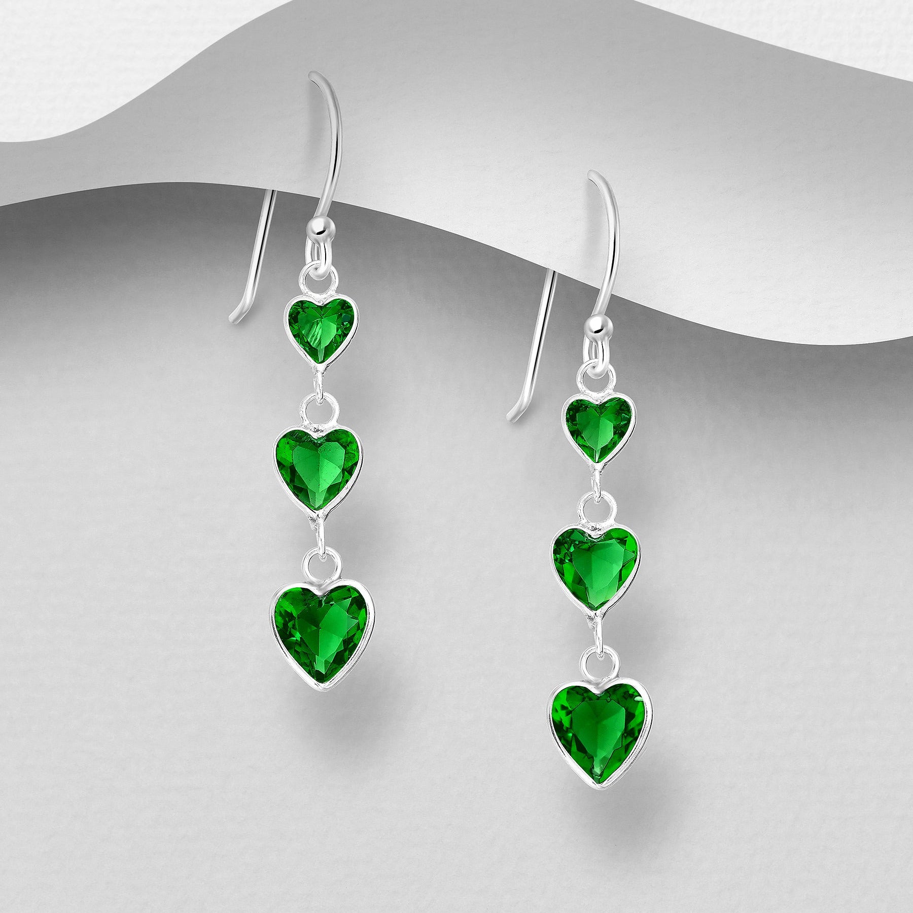 Linnea-hopeakorvakorut, kolme vihreää sydänmuotoista CZ-kiveä, Sterling Hopea 925.