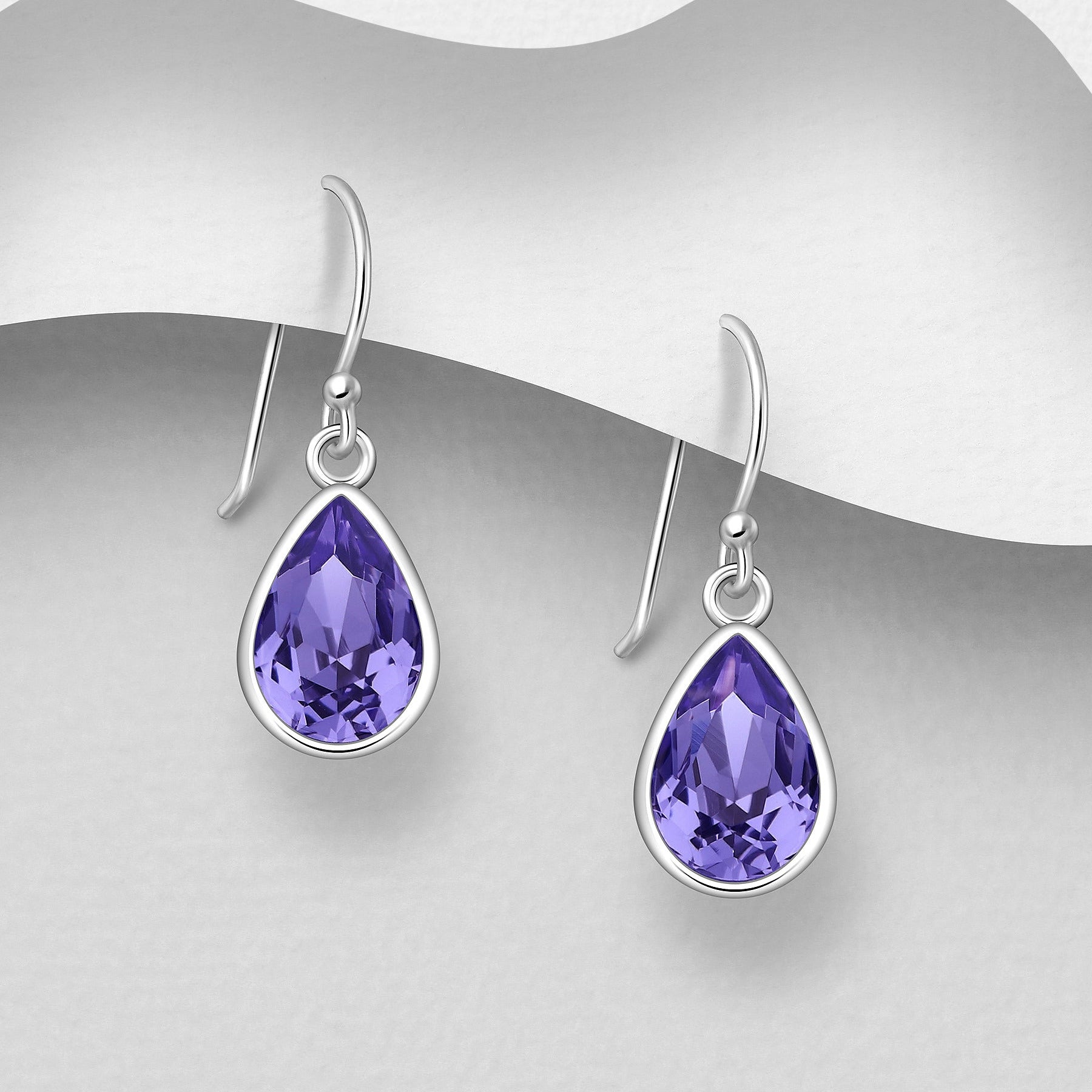 Tanzanite-sävyiset 925-hopeakorvakorut pisaranmuotoisella kristallilla.