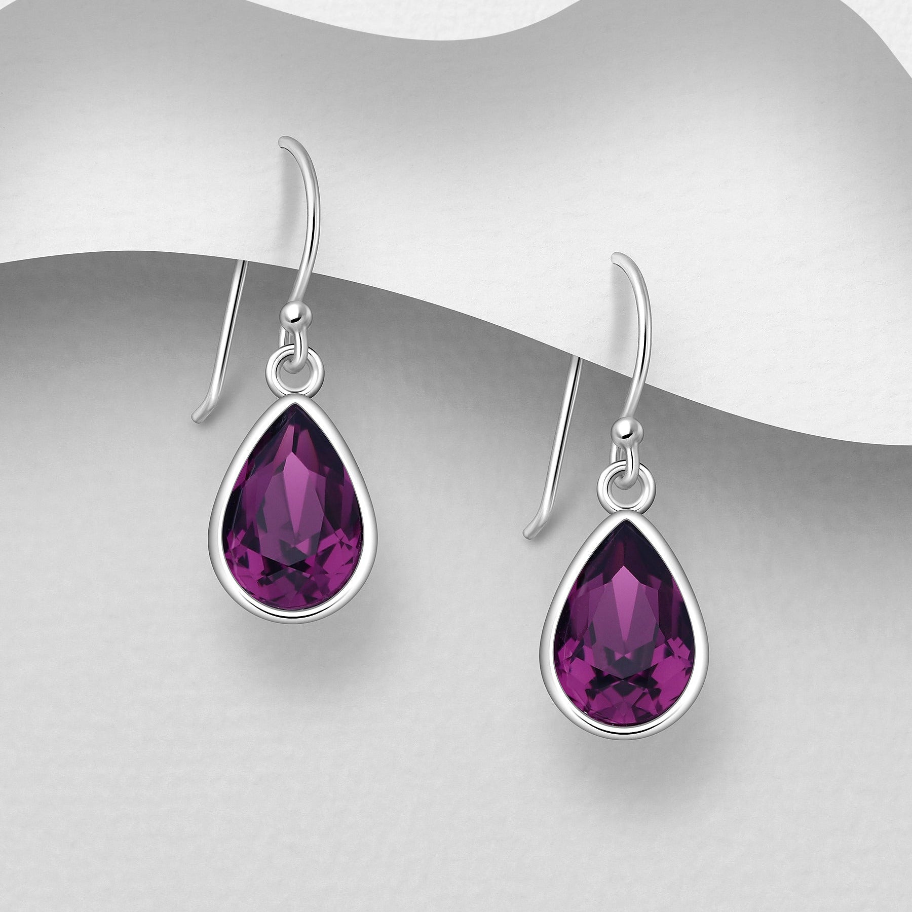 Ametistin väriset pisarahopeakorvakorut rhodium-pinnoitteella.