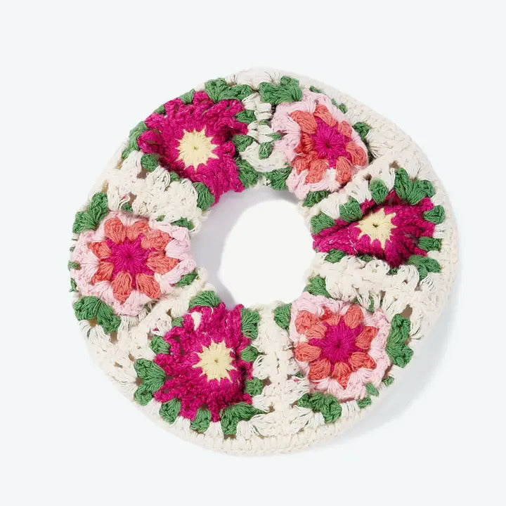cottagecore tyylinen virkattu scrunchie hiuksiin